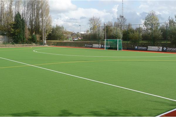 Rénovation terrain de hockey synthétique - Sportinfrabouw NV